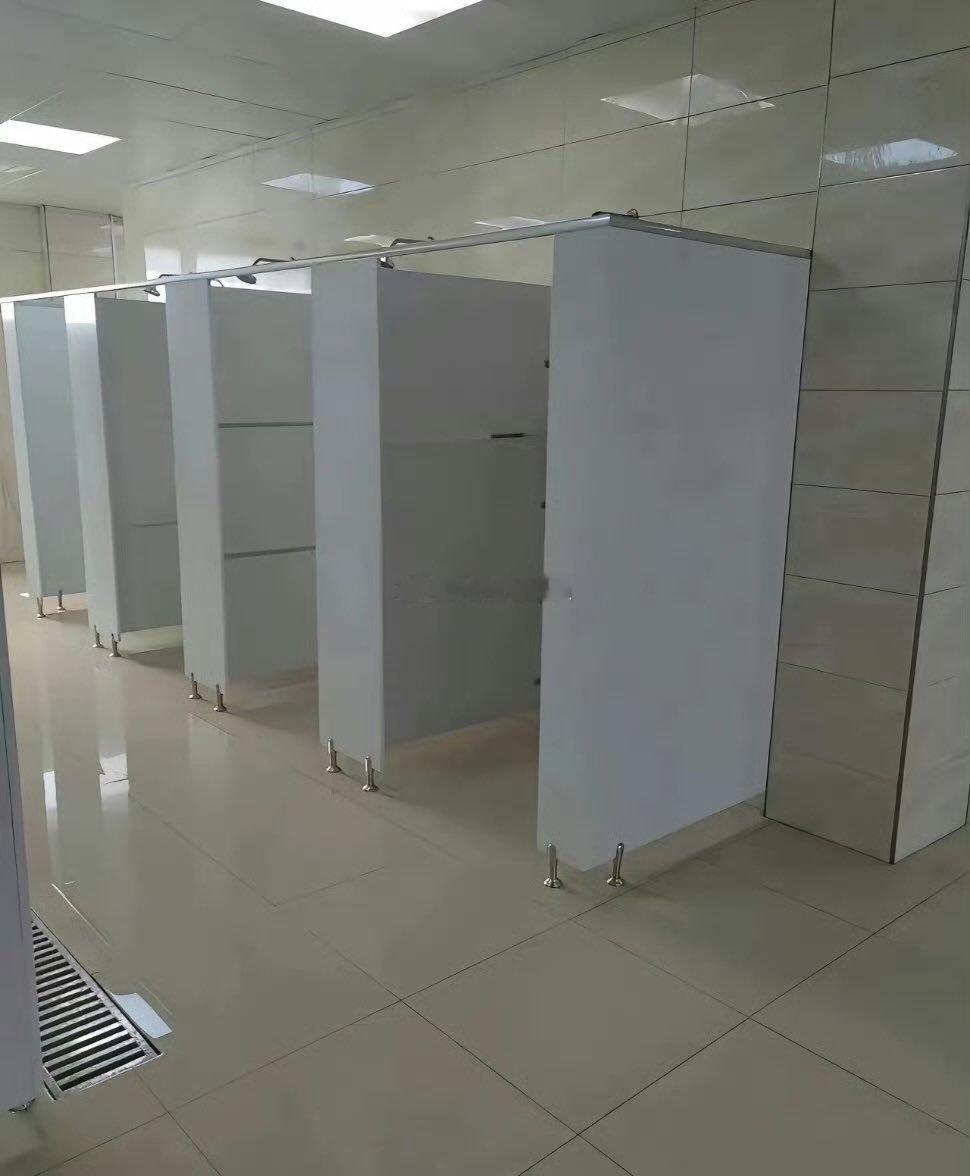 天啊，看得我傻眼了！幸亏东北高校领导听劝，挡板已经建起来了……但还是没想明白，