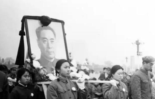 1976年1月11日，周总理的遗体送到八宝山时，火化工大叫道，我们不能火化总理！