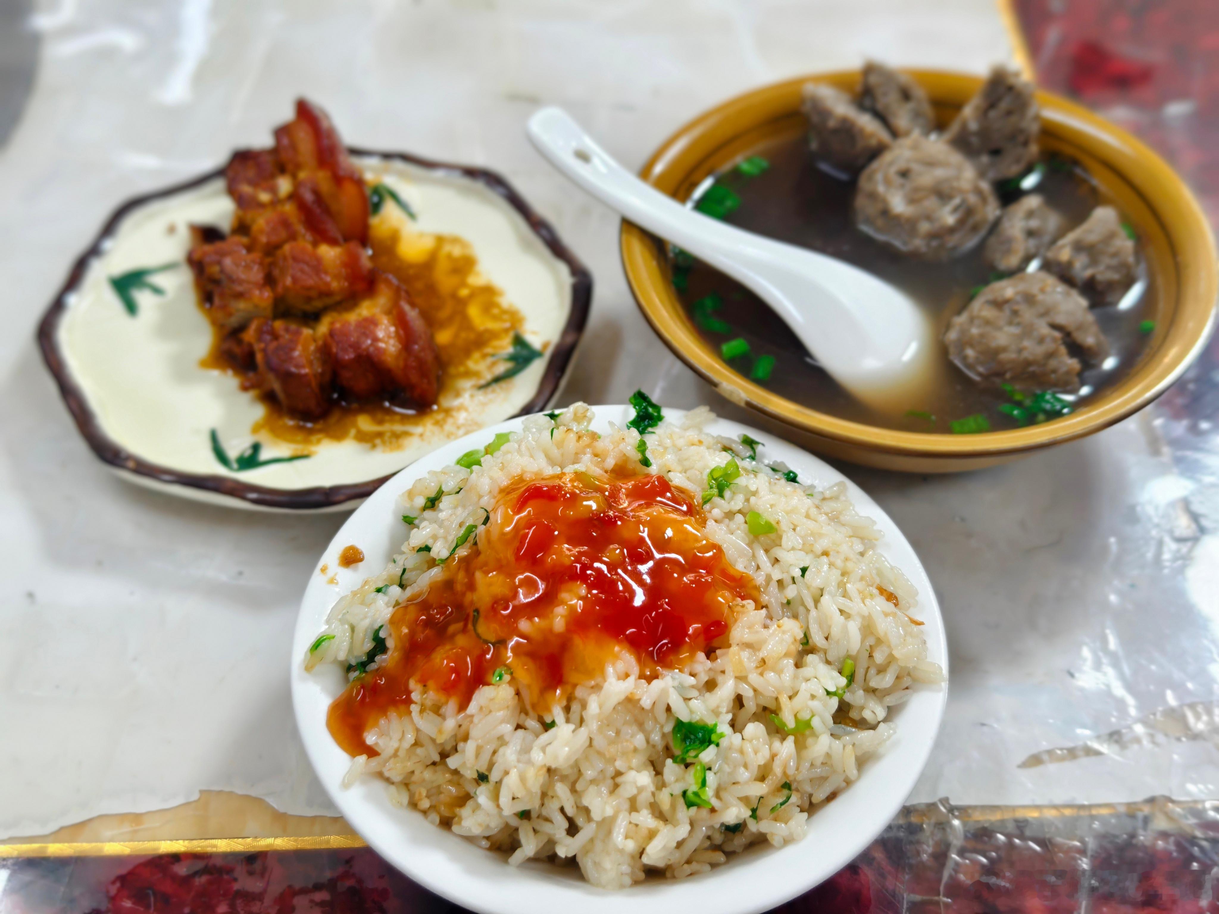 今天油腻下，咸饭加卤肉加牛肉丸汤​​​