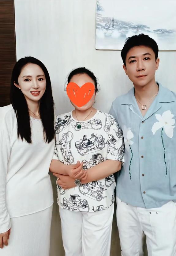 45岁董璇穿吊带小腹微隆，网友炸锅：这是给前任高云翔的终极反击？三亚小年照一出