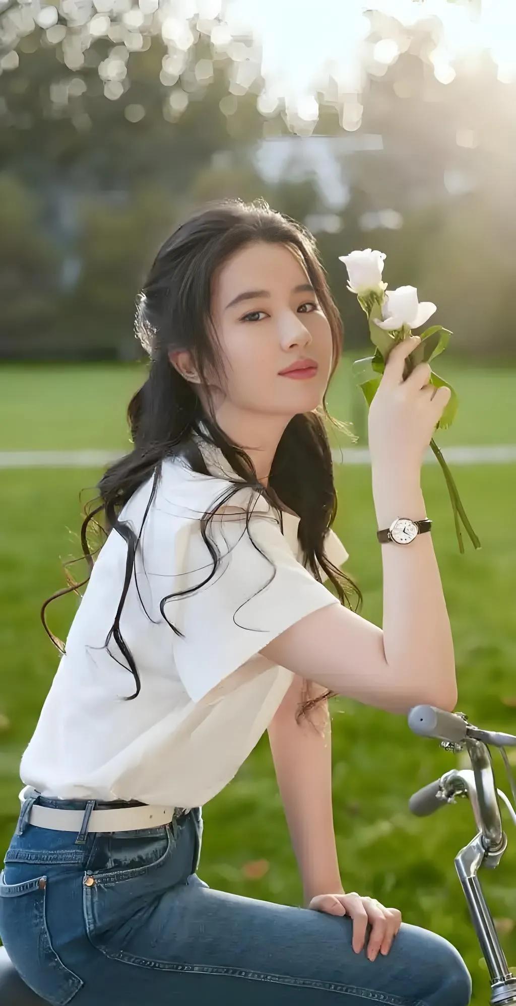 我表妹亲眼近距离见过刘亦菲，她给我说了一个掏心窝子的大实话，说刘亦菲根本不是