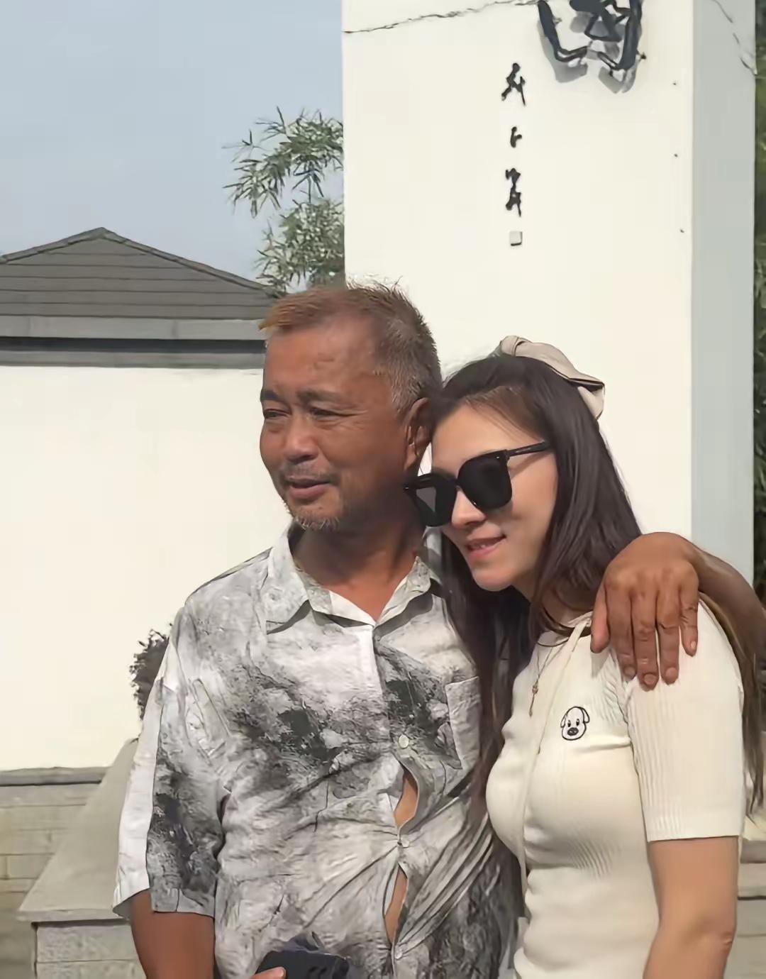 沈巍最近春风得意！！快60岁的沈巍，终于收获了纯洁的爱情；沈巍的女友是南京美
