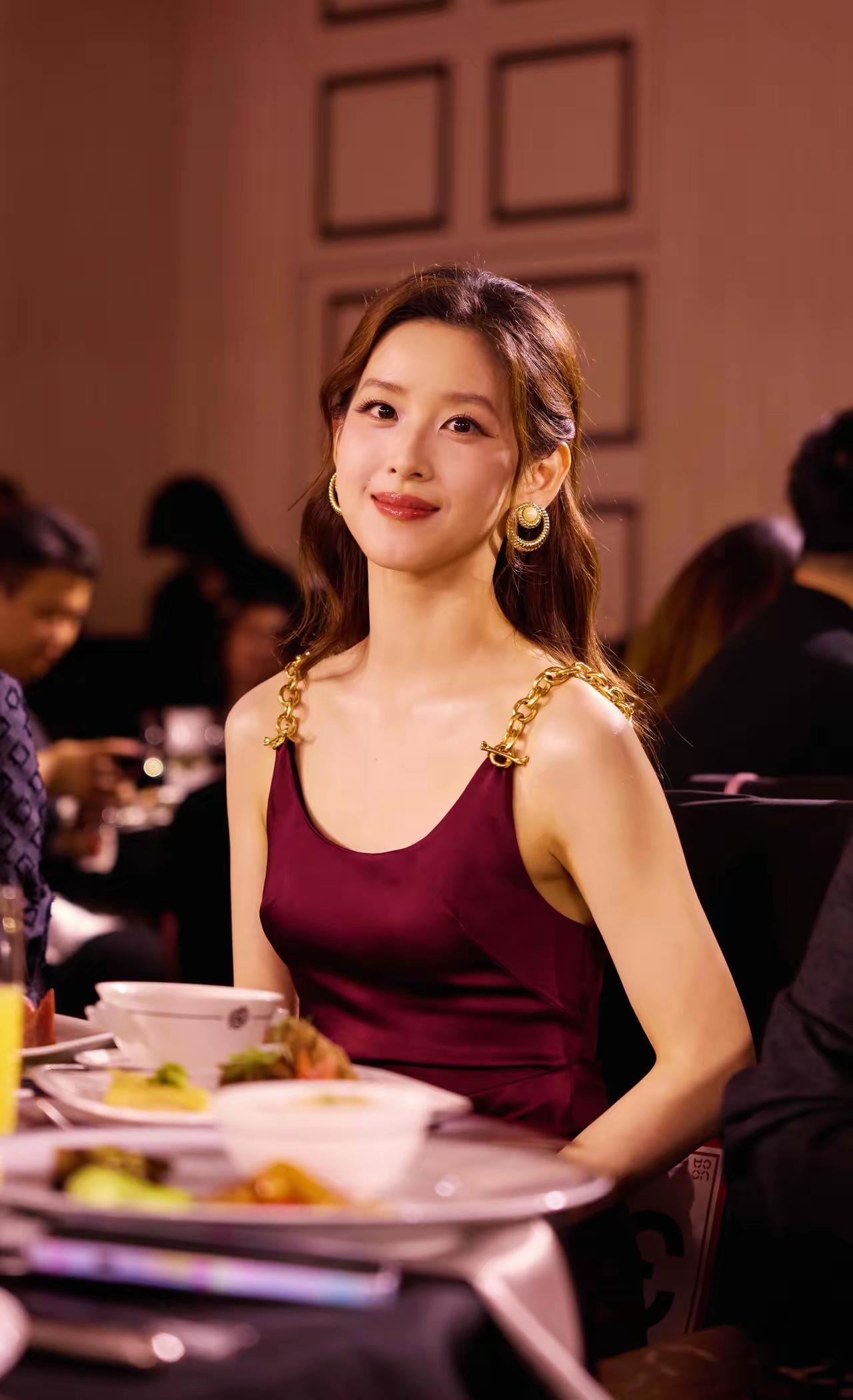 章泽天荣任美国时尚杂志（VOGUE）客座总监！清华才女如何征服时尚界？31岁