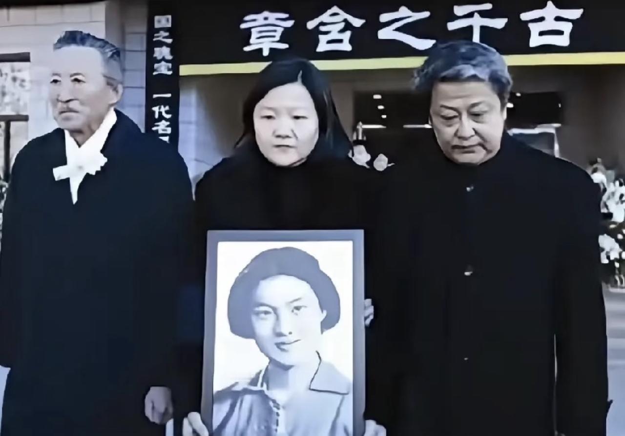 2008年八宝山章含之的追悼会上，有个挺意外的细节：女儿洪晃捧的遗像，不是外界熟
