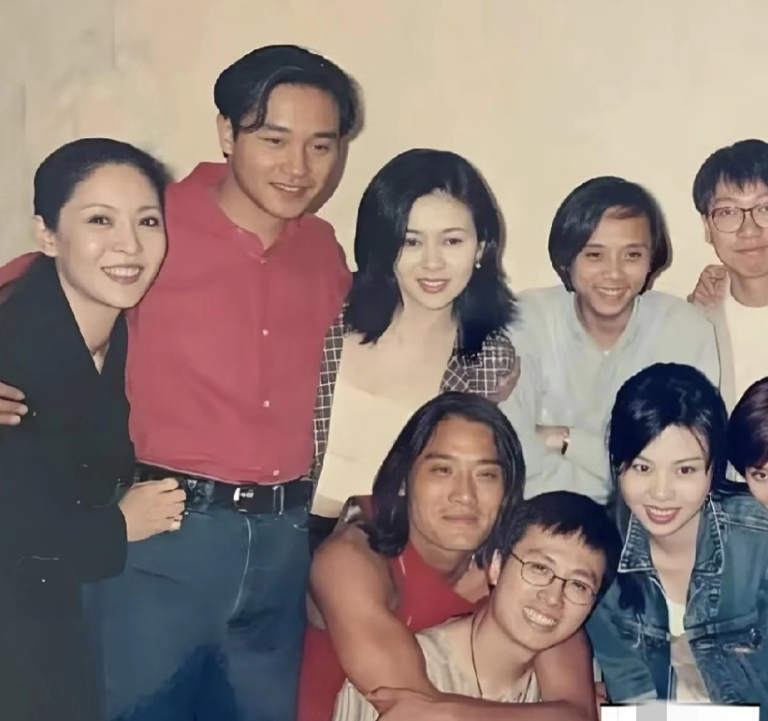 这是张上世纪90年代的老照片。男士英俊潇洒，玉树临风，风流倜傥，演技精湛。阳光又