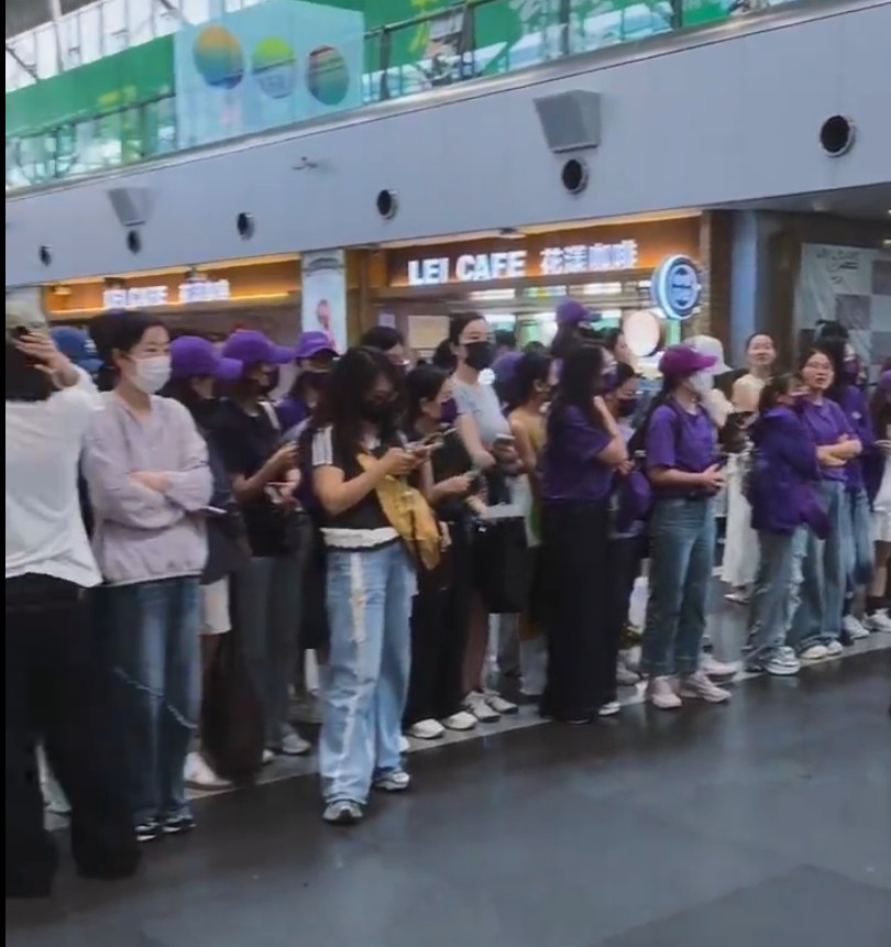 邓为参加花少的录制，我要专门提下邓为的粉丝们大家可以看看，非常的有素质，全部都站