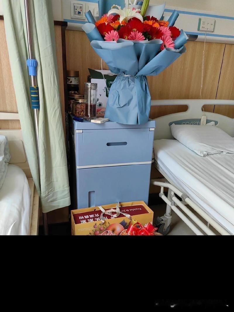 现在走亲戚真是越来越简单了，小舅住院，我和老妈一起去看他，到医院门口的时候，我看