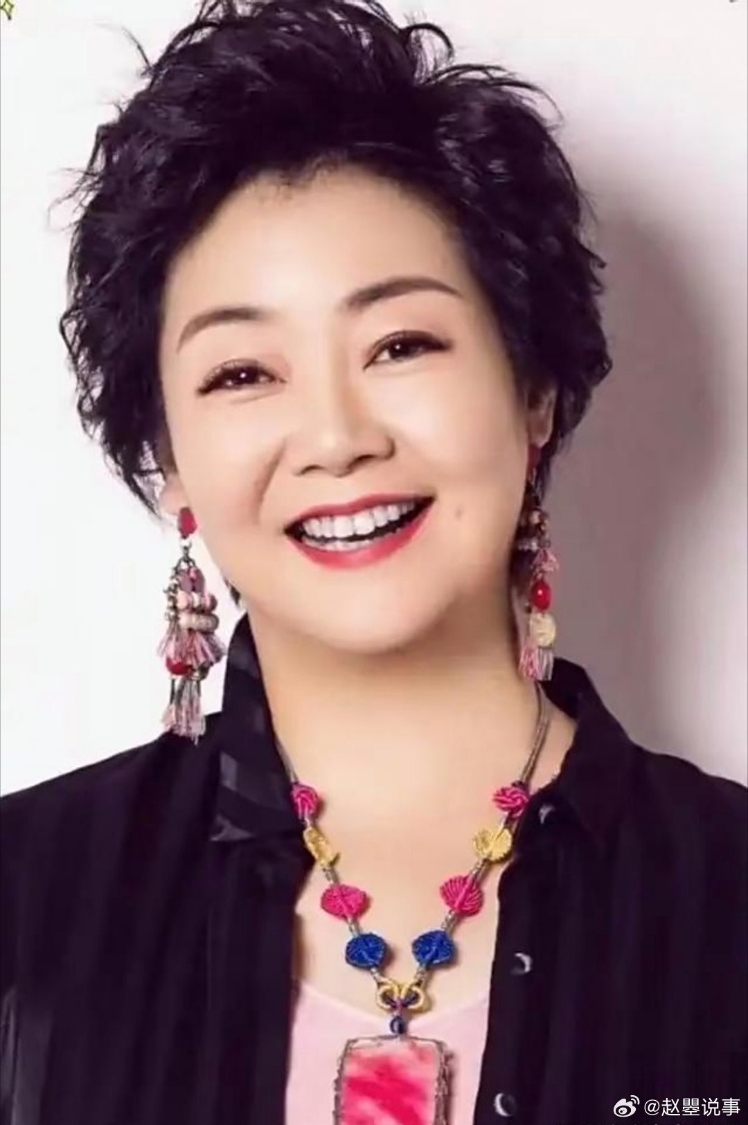 1991年，萨日娜为了能分到11平米的房子，拿着258元彩礼就嫁给了同学潘军。婚