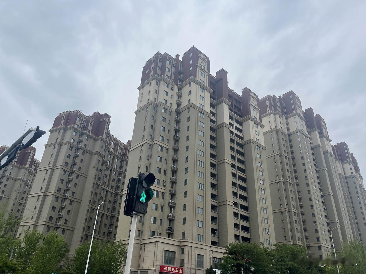 崂山张村河板块，城建印象品，三年前交付的。2023年那会，印象品定位改善，单