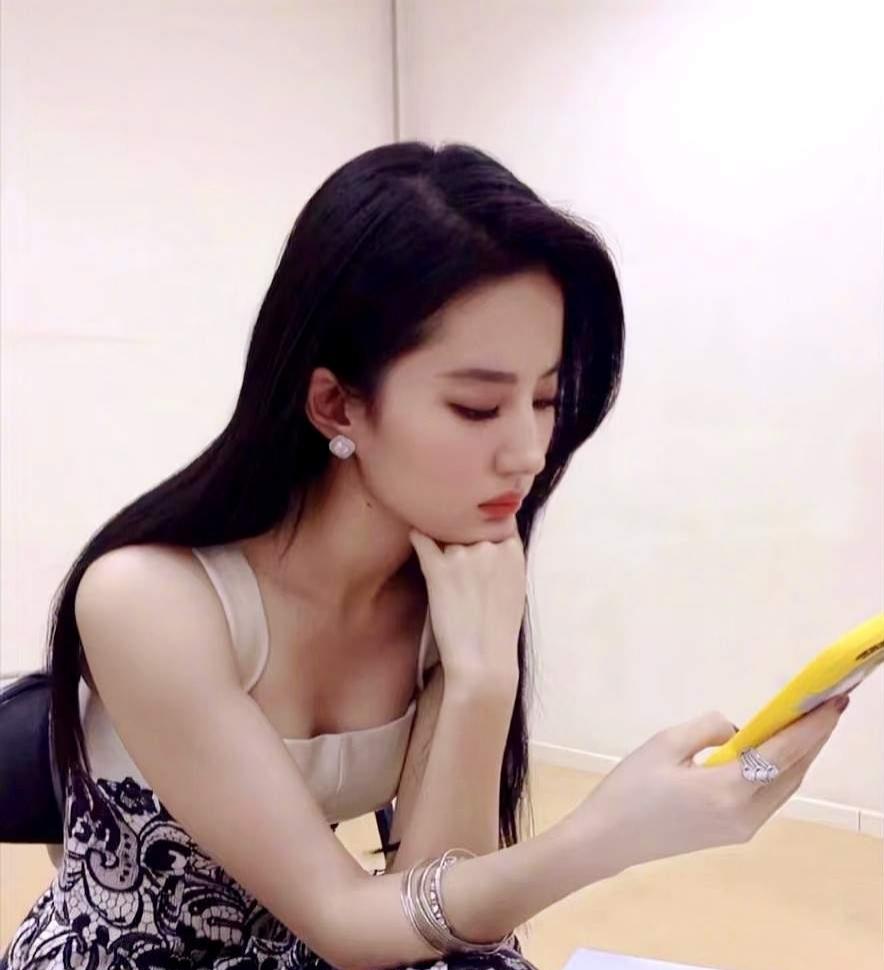 终于明白刘亦菲为什么不结婚不是因为她好高骛远而是因为她的母亲培养的太好了