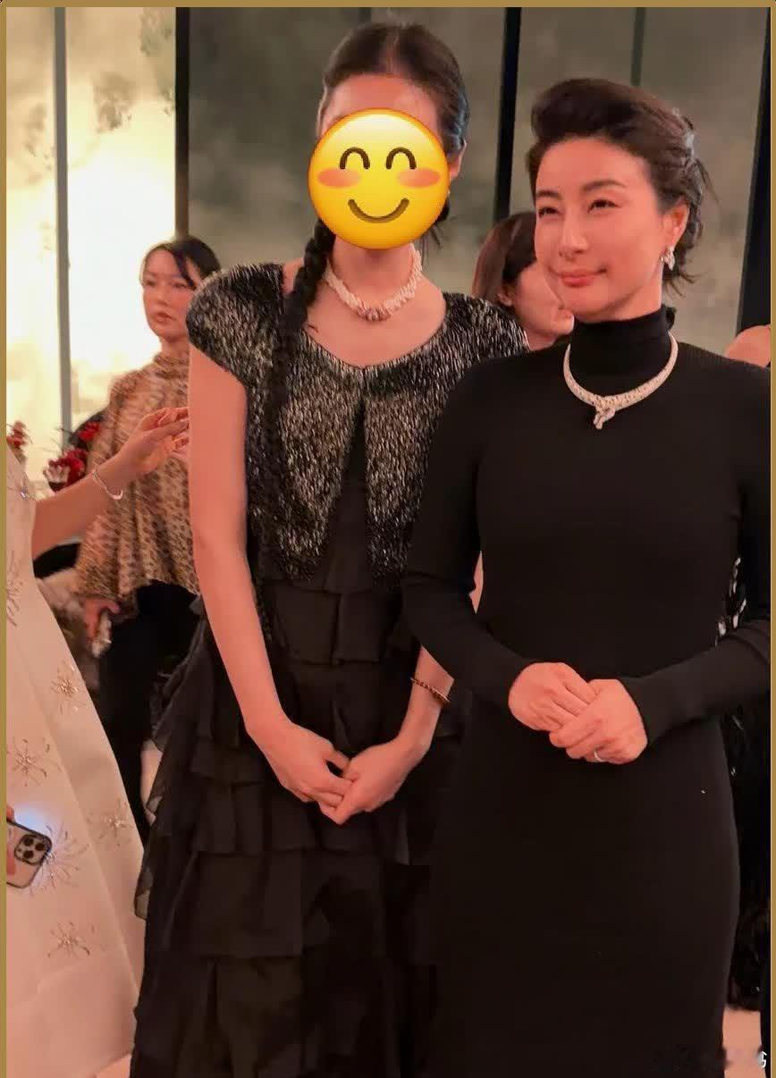 44岁的郭晶晶在卡地亚珠宝展上身穿一条高领黑色裙子，整体打扮显得非常得体。网友们