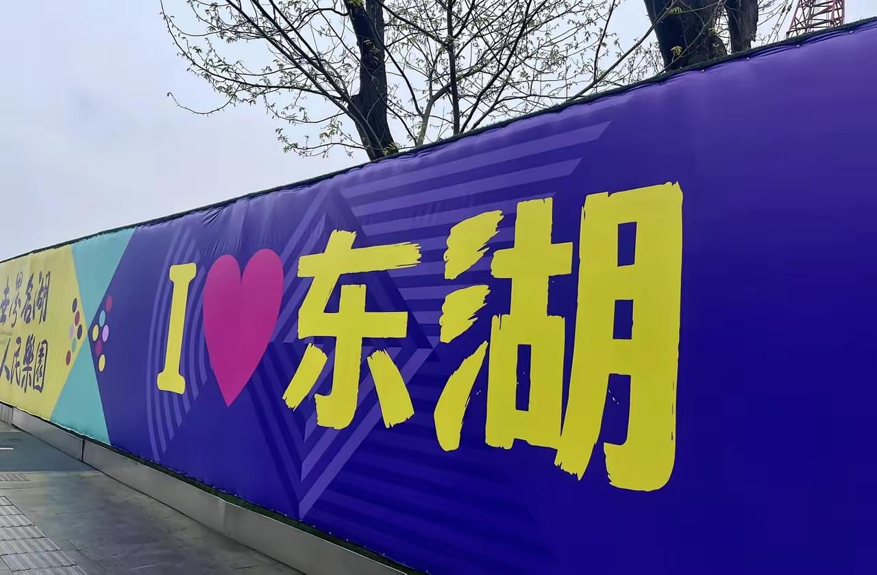 贺炜老师，来武汉是跑马拉松，还是参与解说，这是在全马终点的照片[