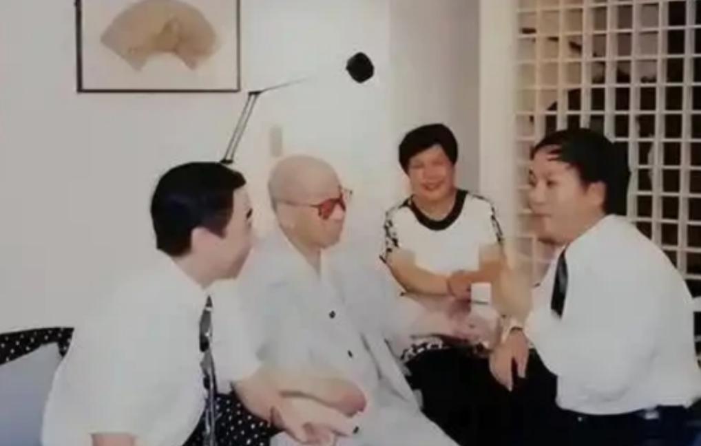 1993年冯巩拜访张学良，老人盯着他的面孔出了好一会神，颤声问道：“孩子，冯国璋