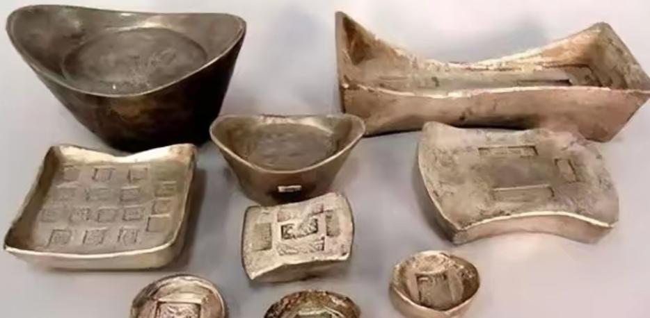 中国历史上，反腐最极端的有两个王朝：一个是疯狂发钱的宋朝，一个是疯狂杀人的明朝。