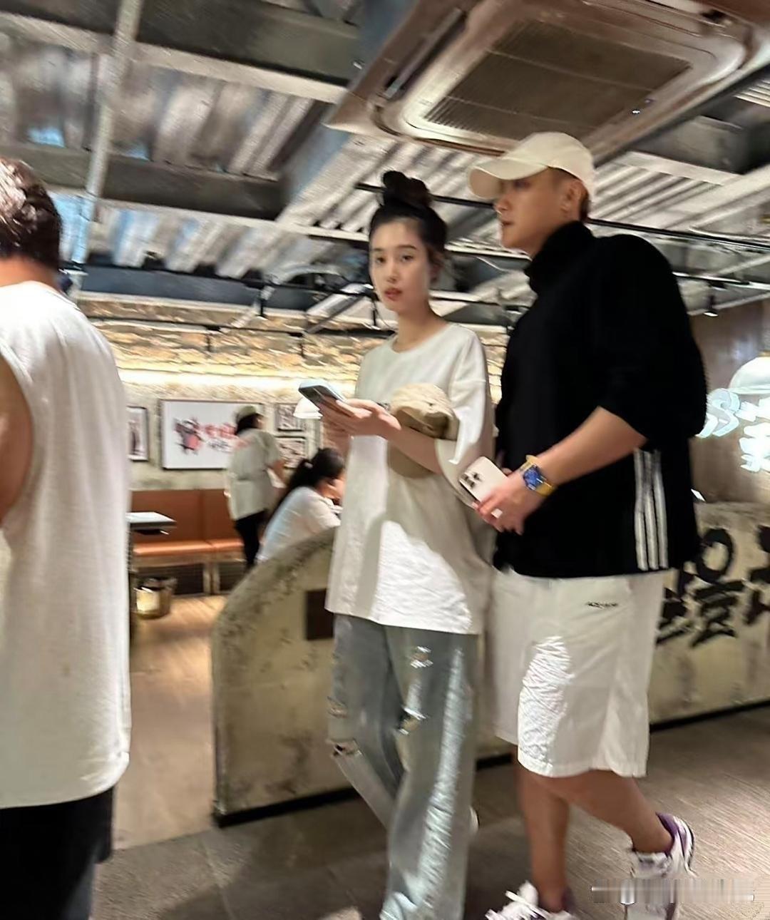 黄子韬与徐艺洋在北京聚餐，徐艺洋穿着少女感十足，两人同框十分般配。