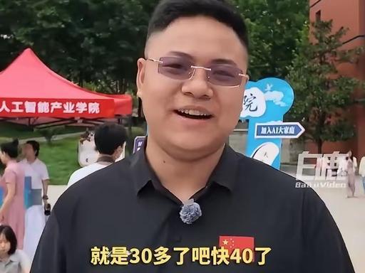 笑不活了！西安一名刚满18岁的大一新生报到直接闹出大型社死现场，这小伙长相过
