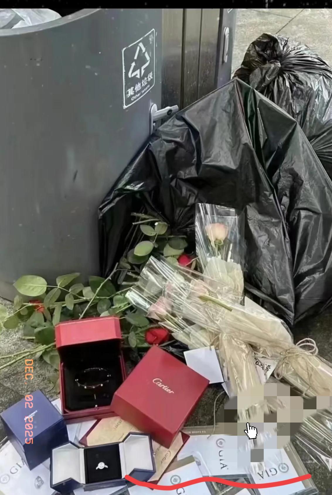 上海一名47岁女清洁工，在一个高档小区打扫卫生时，发现垃圾桶丢了许多礼物和鲜花，