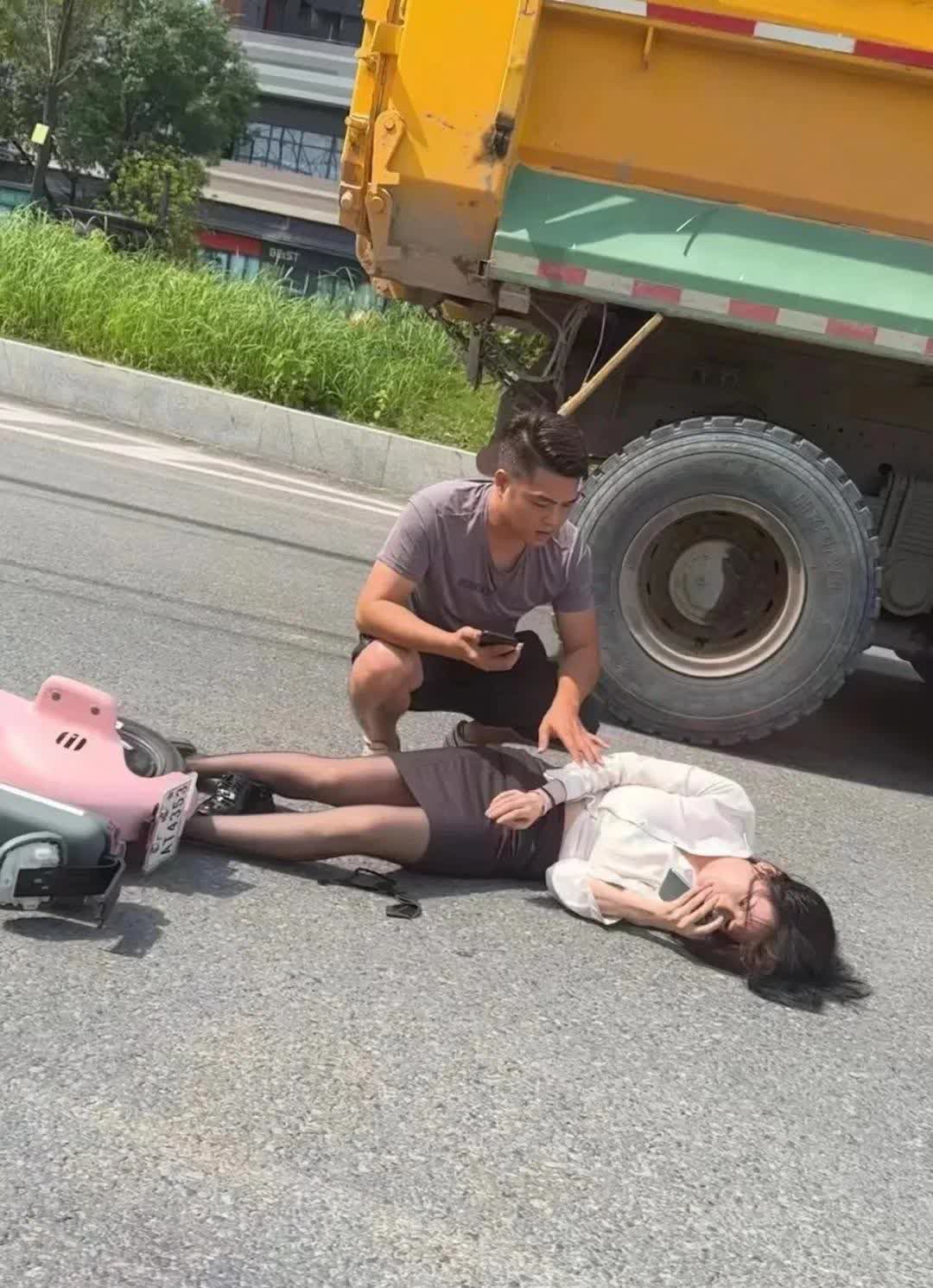 发生这样的车祸，应该怎么办？