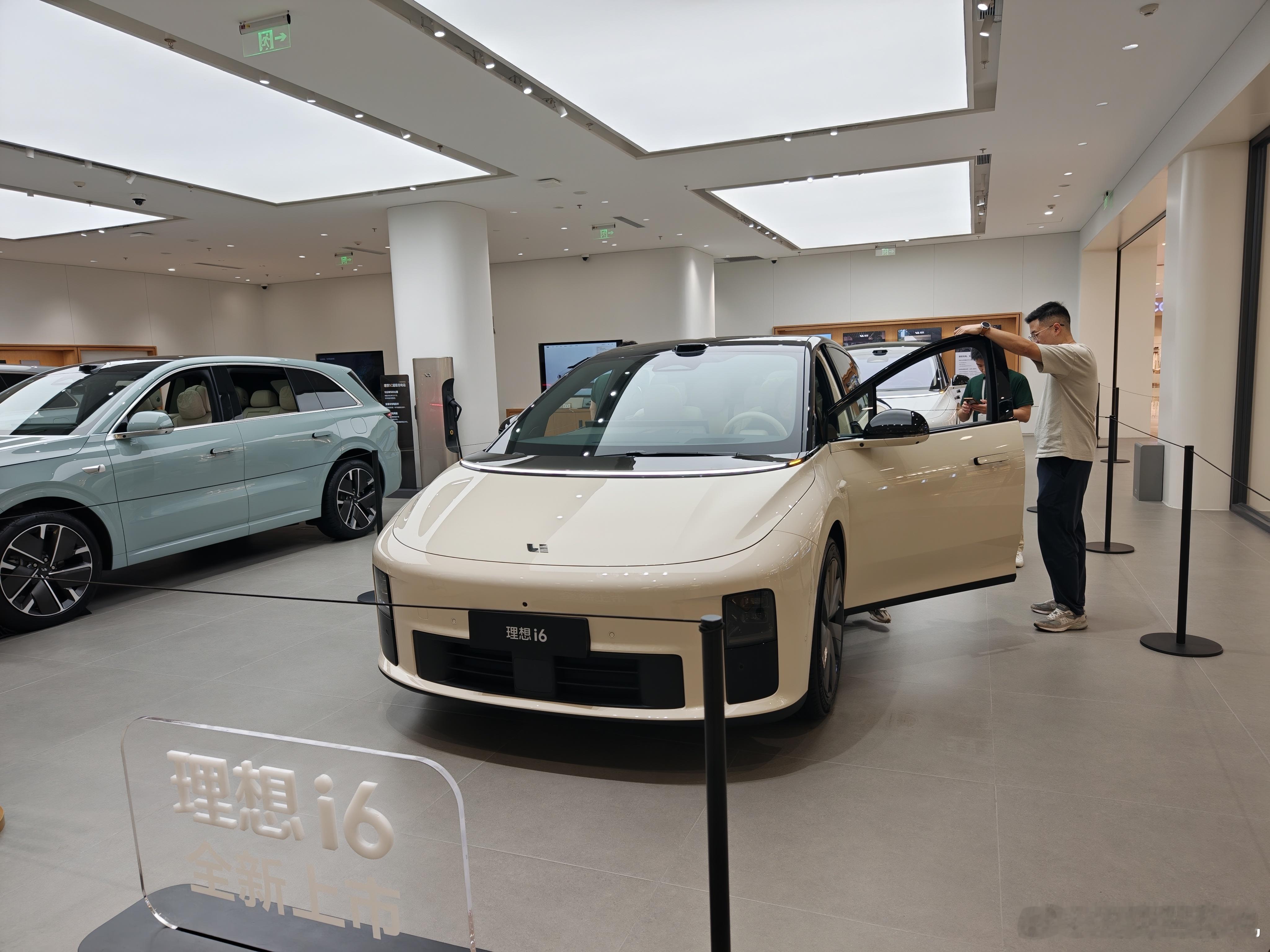 理想i6上市第一时间来商超里面的理想店里面看了理想i6的情况。晚上7点钟可能周