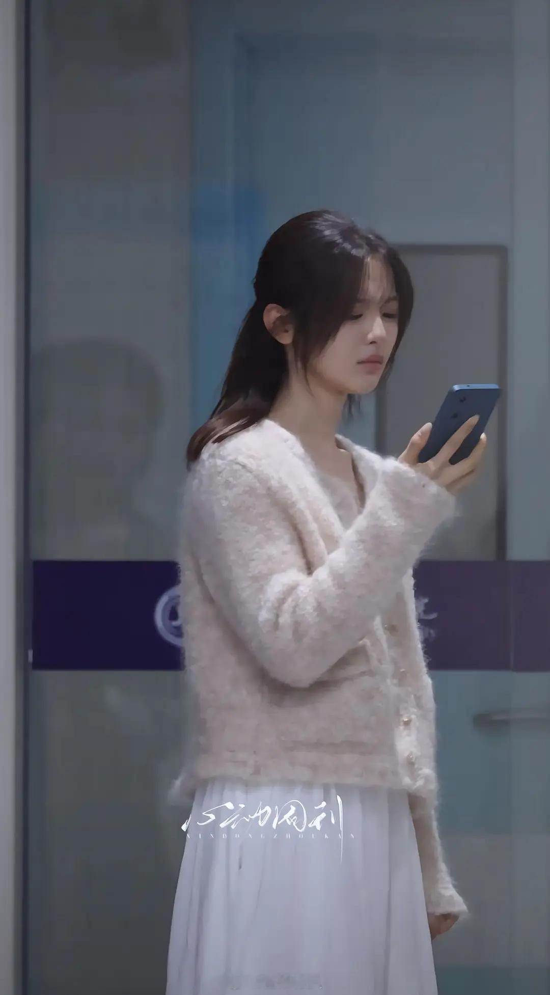 杨超越医院路透🈶像不像刘亦菲这张绝美镜头的感觉（图2））