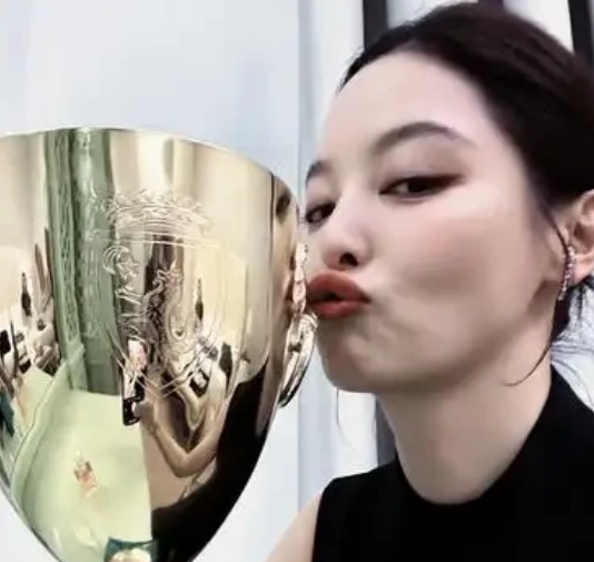 辛芷蕾以后恐怕很难嫁人了，主要原因有2点:第一，作为第一个中国籍的威尼斯影后，