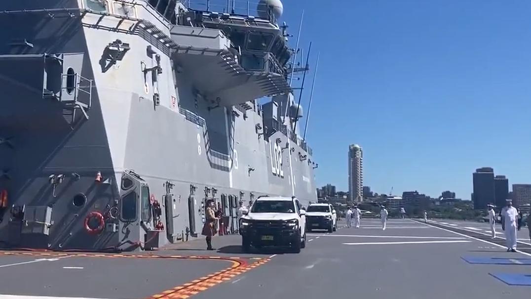 澳大利亚和印尼签署最新安全条约！澳大利亚和印尼领导人，登上堪培拉号攻击舰甲板，