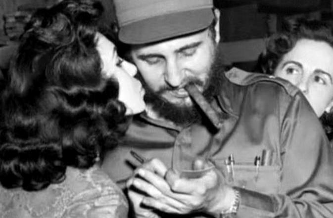 1961年，美国精心训练的美女间谍奉命刺杀卡斯特罗。面对黑洞洞的枪口，这位古巴领