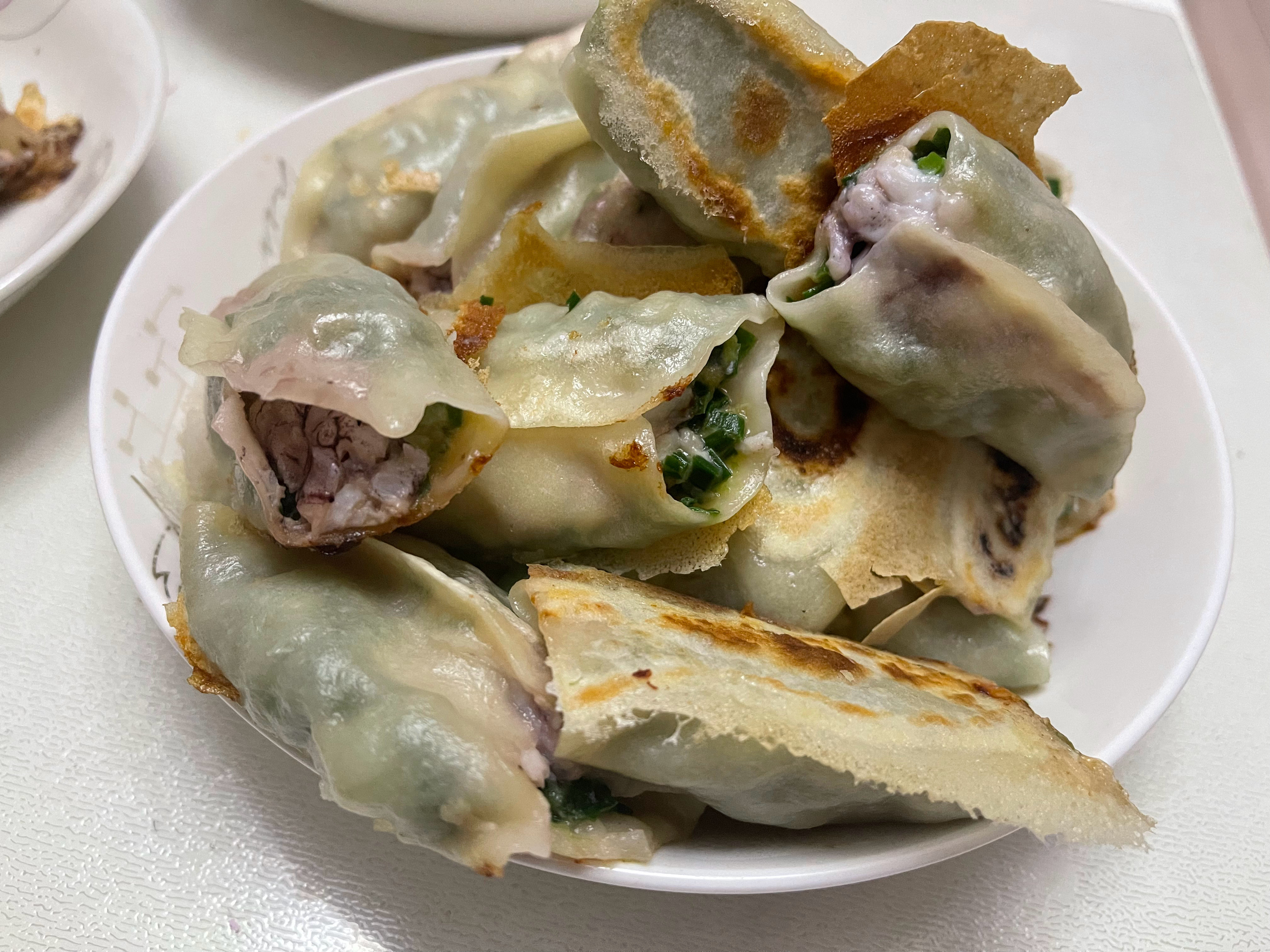 明天出发，今天老娘给整了“上车饺子”。就是，皮皮虾锅贴