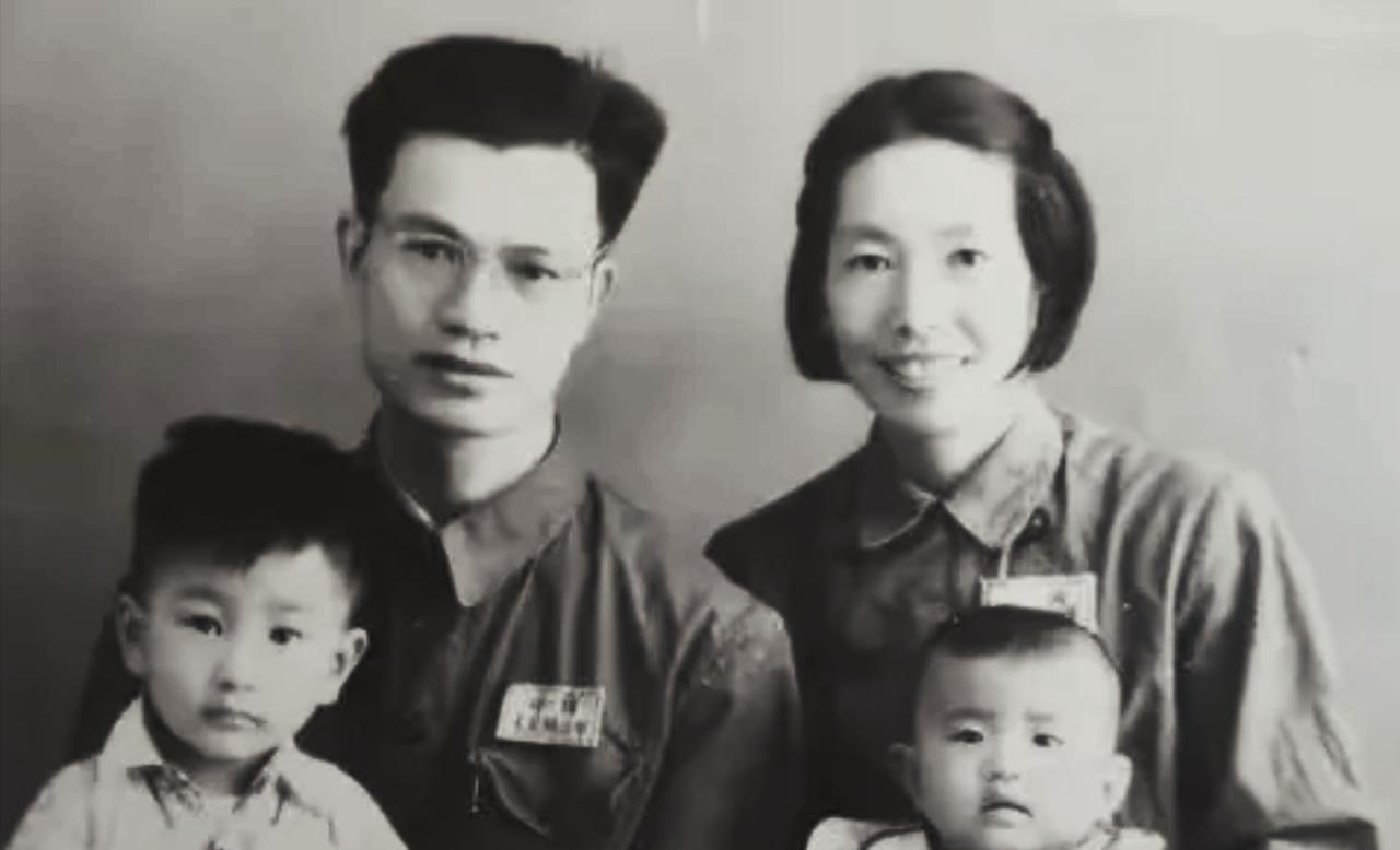 1950年，西北军区军队报社社长方唯若打了结婚报告，与恋人莫耶正式结为革命夫妻。