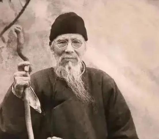 1926年，齐白石在北京购置了一四合院，想要找一个看门人。一个晚清老太监主动上门