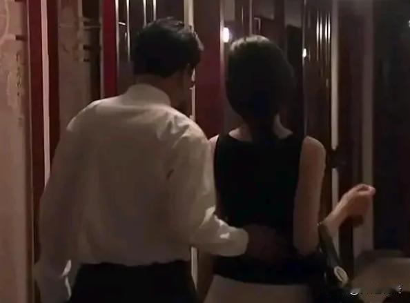 重庆，已婚男私底下给老婆的闺蜜买性感的内衣内裤，后来二人到外面约会见面时，外面的