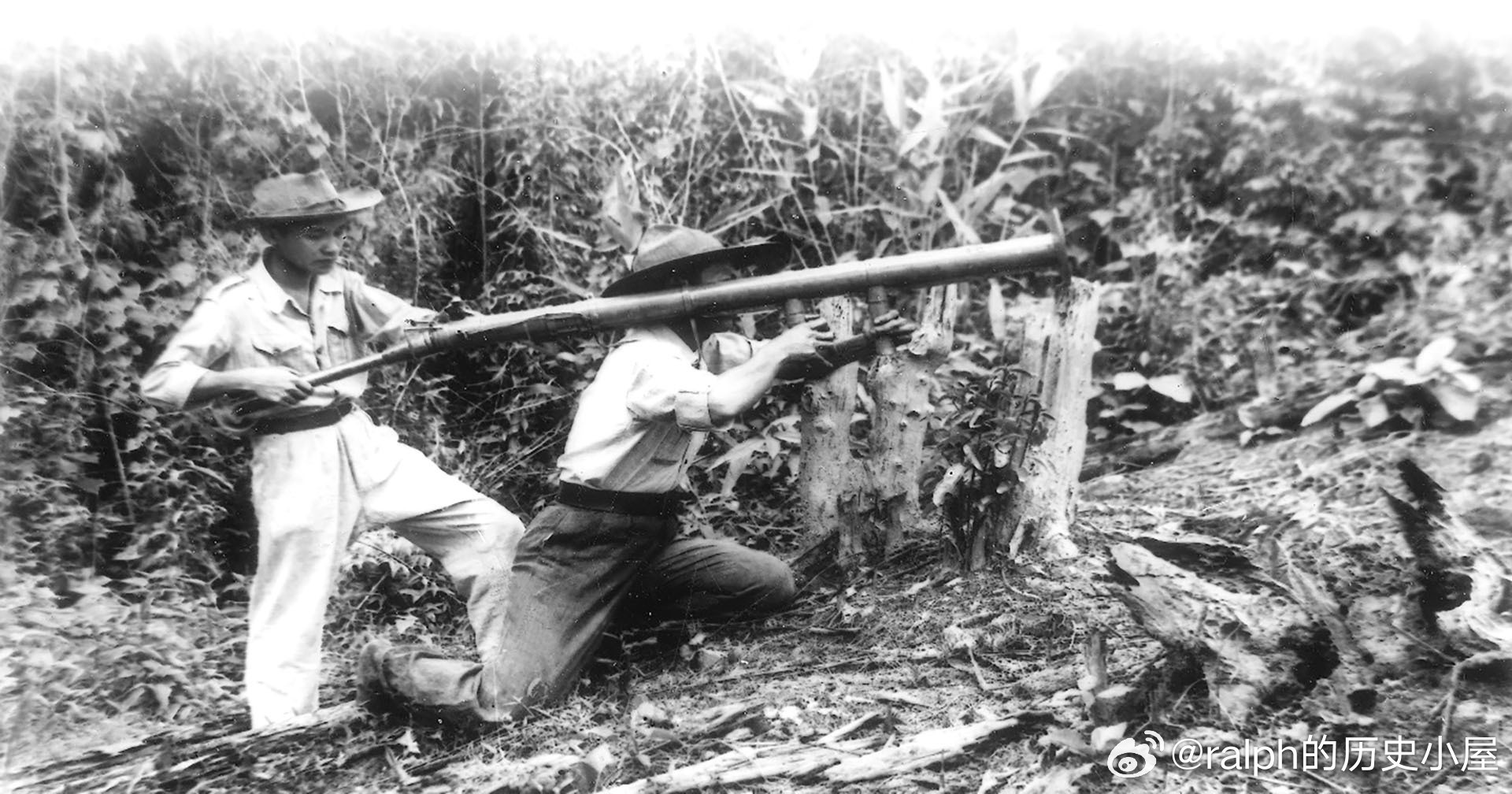 1953年越军第五军区军械厂制造的巴祖卡火箭筒正在接受测试军事历史全触达