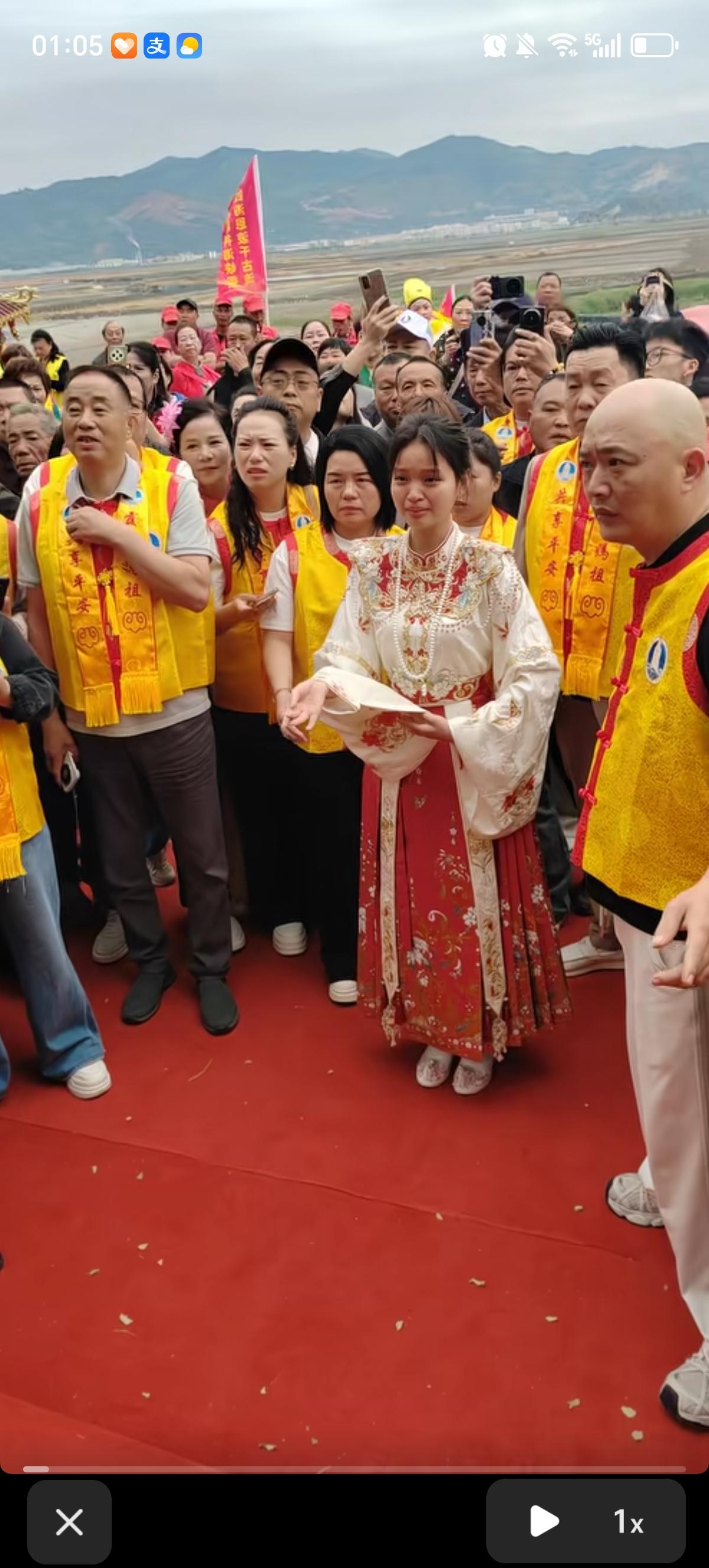 小妈祖跟刘涛长的真像啊，美貌不输刘涛，今年小妈祖又哭了。刘涛在福建的地位真高啊，
