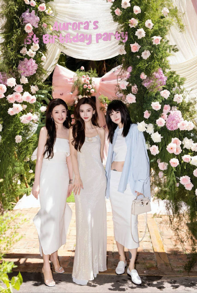 angelababy参加闺蜜生日宴造型来了，太美了​​​