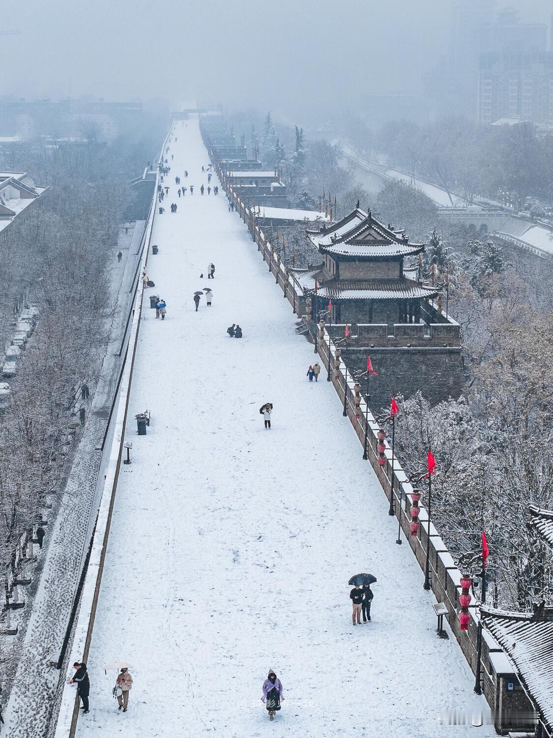 一到下雪天，西安就变回长安了谁懂啊！西安的雪，根本不是雪是穿越千年的浪漫，是