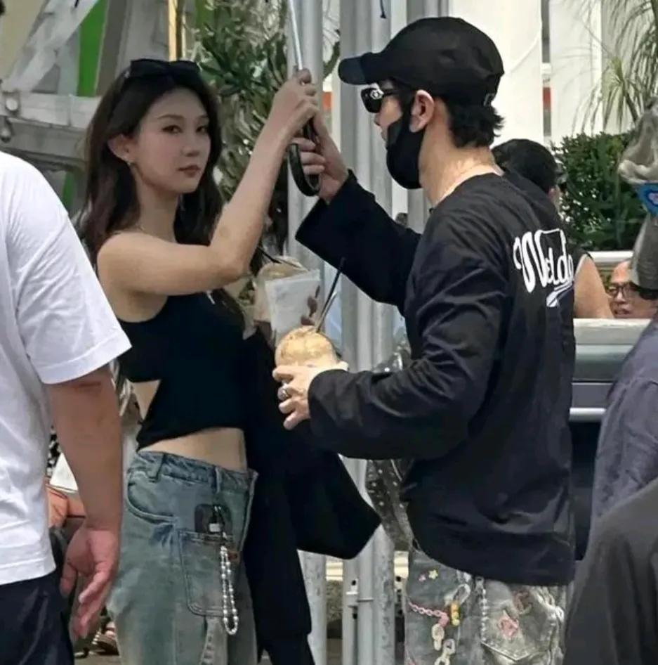 黄先生的新女友？好漂亮的美女不知道这个女士是圈外还是跟他同行黄先生的