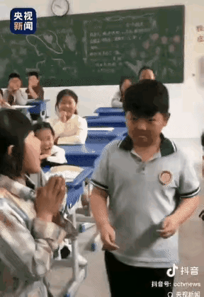 课堂上，老师留意到那个不爱说话、性格内向的学生。随后，他想出个主意，让这同学