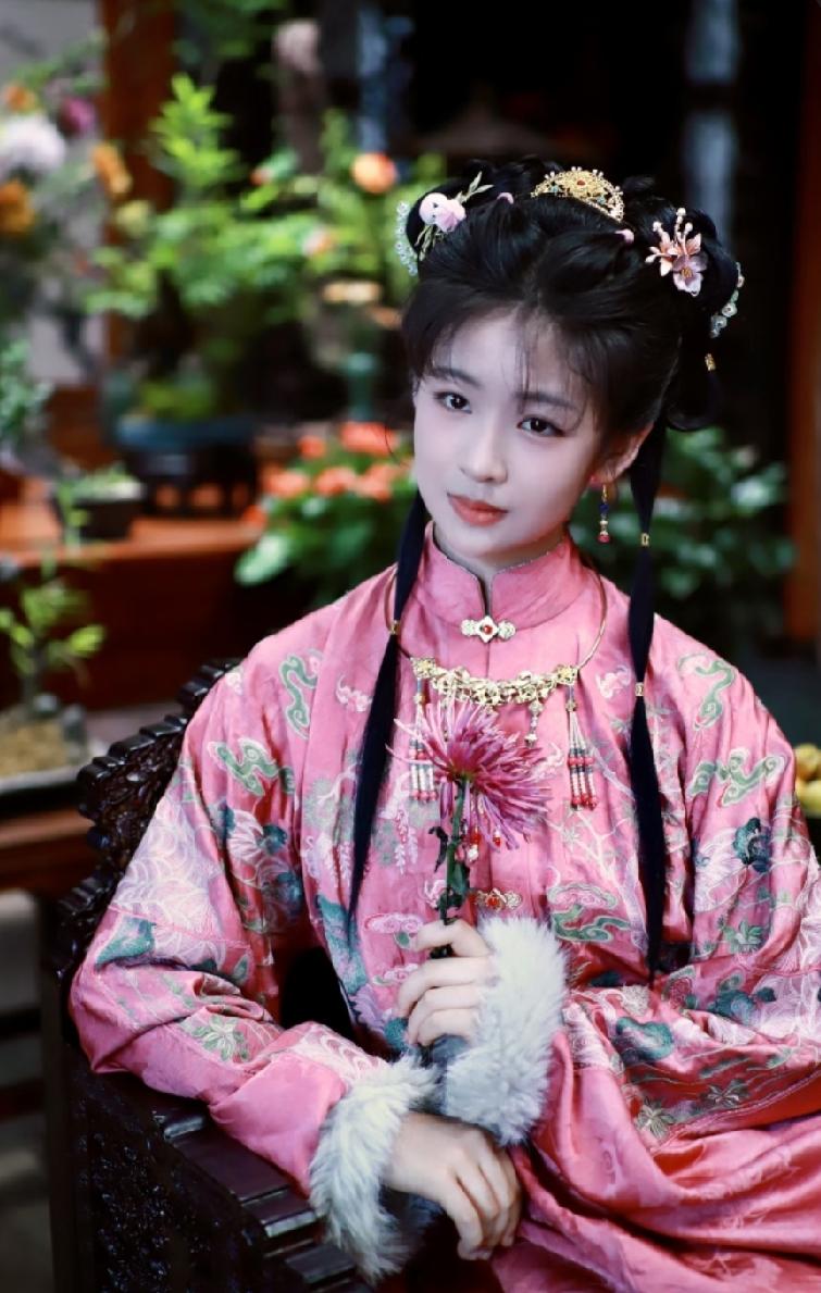 随着谭松韵主演的《兰香如故》热播。演少女沈嘉兰的16岁李熙媛，戏外也发帖开玩笑