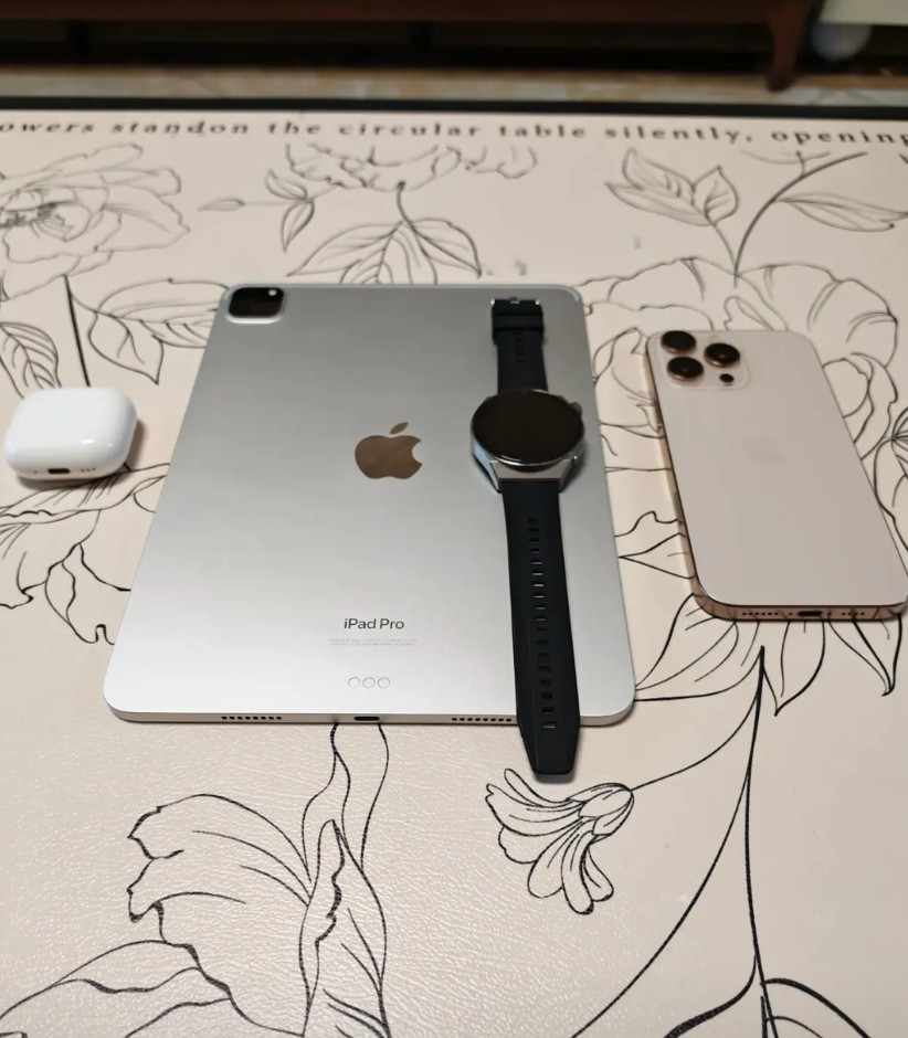 现在出门就带4件套:iPhone、iPadPro、Airpods和华为手表，基