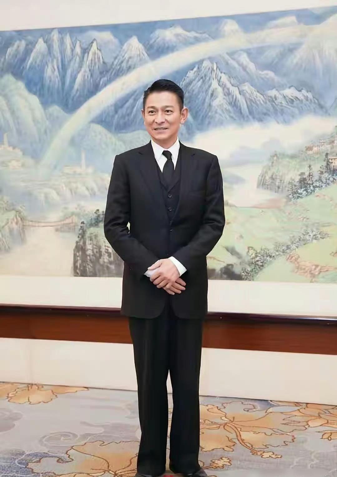 不懂就问！新闻联播上的刘德华和演唱会中的刘德华有什么不同吗？[比心]