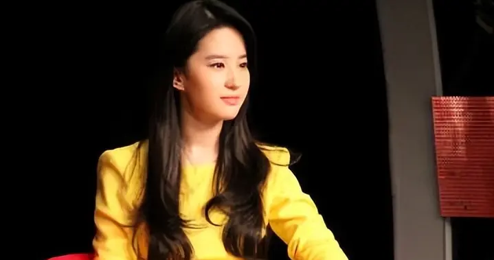 刘亦菲黄礼服惊艳红毯：如太阳般耀眼，金碧辉煌尽显时尚魅力