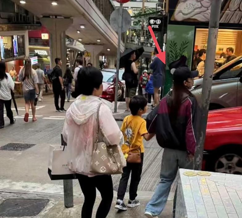 Anglebaby杨颖和儿子在香港中环逛街，她的穿衣打扮很低调，气质完全不像明星