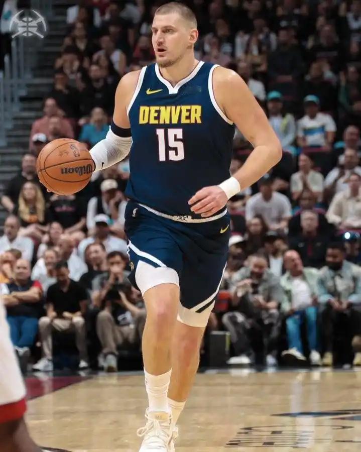 掘金又伤一个，这大过年的！掘金目前的伤病名单：约基奇、瓦兰、卡梅隆·约翰逊、