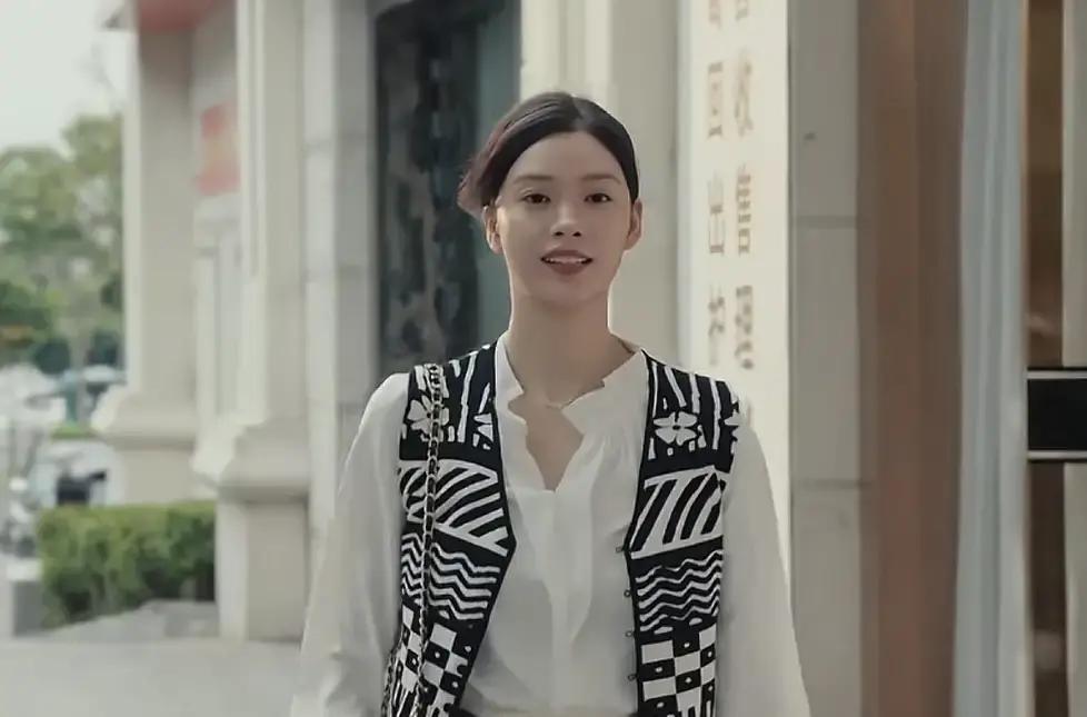 张佳宁李兰迪演的《女神蒙上眼》24集刚播完。讲的是三个女律师在律所摸爬滚打，