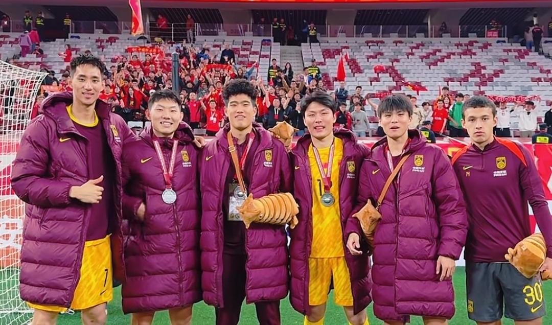 山东泰山青训六子赛后大合影，球迷：这才是泰山队的未来。在结束了这一阶段的U23