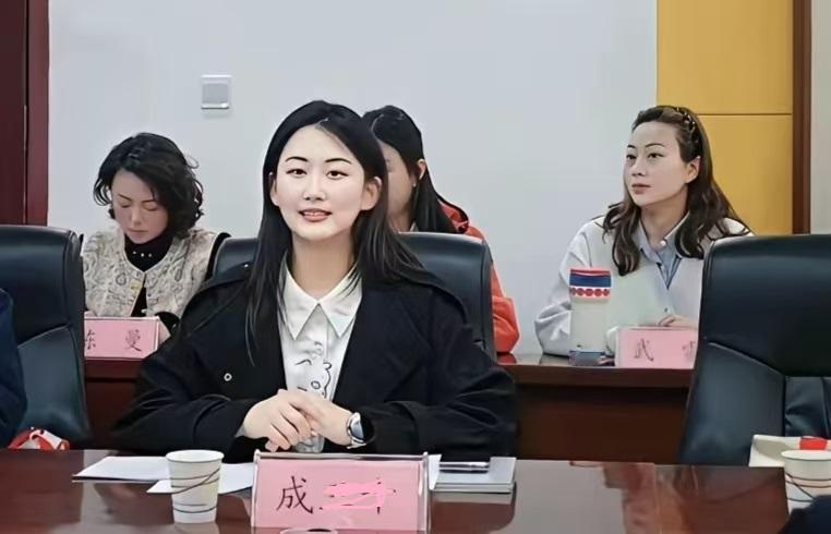 有人说，前排这位小妹的颜值，堪称体制内女干部的天花板了，看她那自信满满、笑容可掬