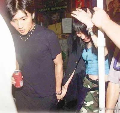 突然发现王菲和李亚鹏站在一起，不管是照片和视频，看到的，是相互尊重！王菲和