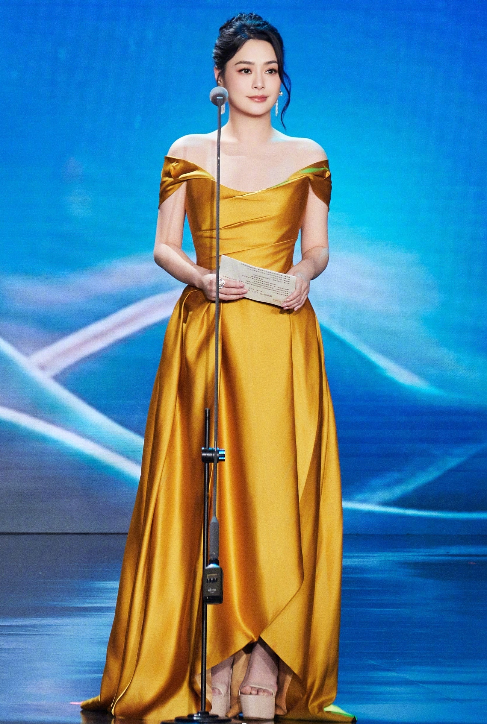 钟欣潼钟欣潼阿娇的防水台高跟鞋