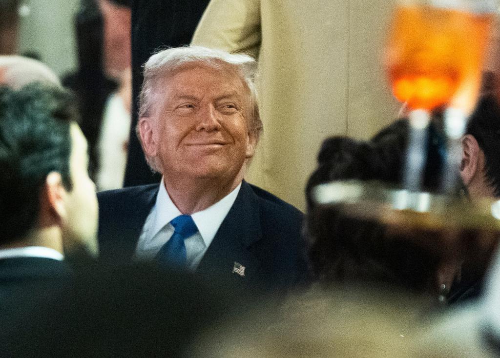 4200万美国人饭都吃不上了！特朗普却砸钱办万圣狂欢，全网炸锅！11月1日，