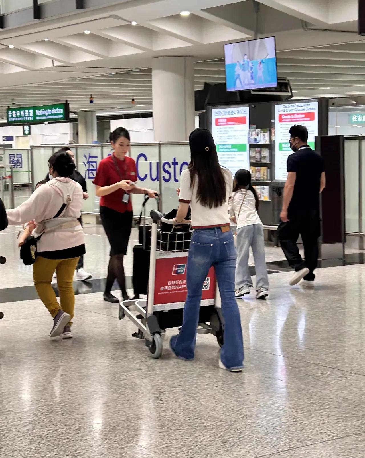 郭富城方媛一家回港，浩浩荡荡一行人！方媛父母，还有一个保姆阿姨，抱着最小的宝贝，有一说一，方媛是幸福